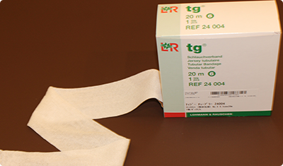 1層目（肌に触れる面）➡　筒状包帯（チューブ包帯）